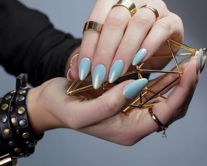 Shocking sharp nails 2019-2020: fashionable sharp manicure
