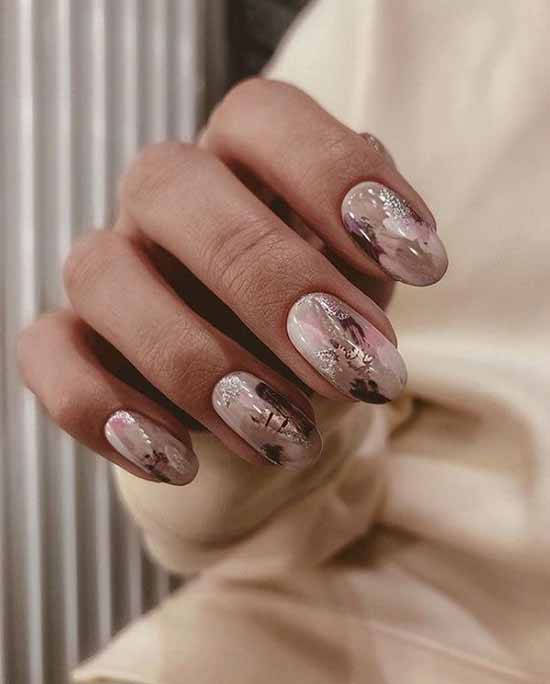 Beige glitter manicure: graceful nail design ideas