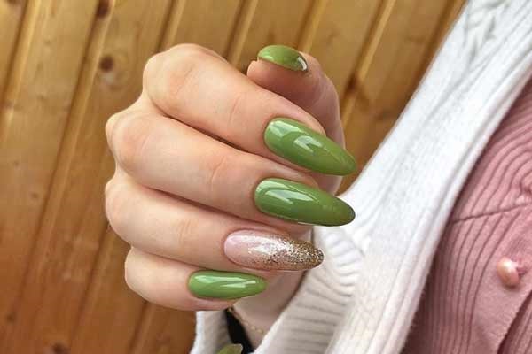 Glitter design on nail tips