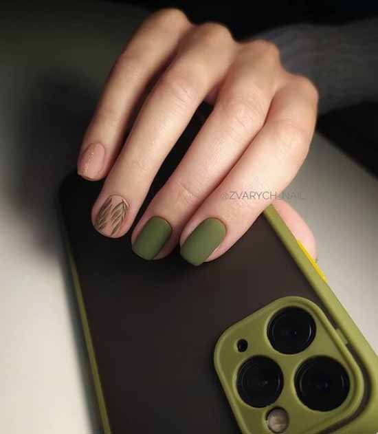 Short dark green nails with designs