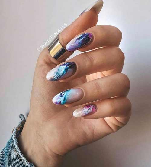 Marble manicure in a nautical style