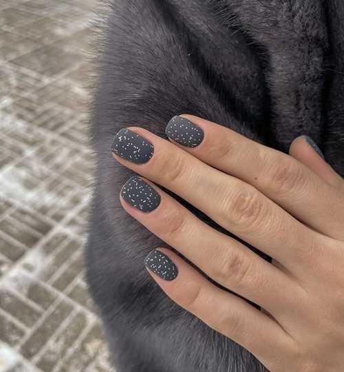 Dark gray manicure
