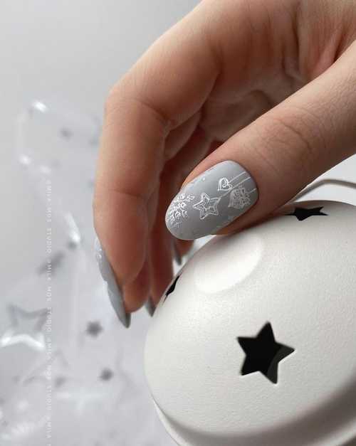 Light gray manicure photo