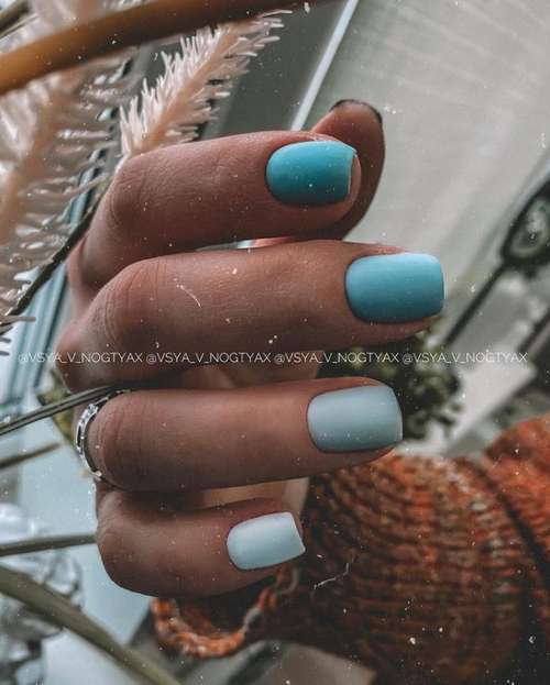 Two-tone green manicure