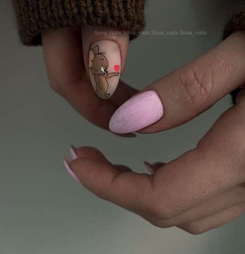 Pink patterned manicure