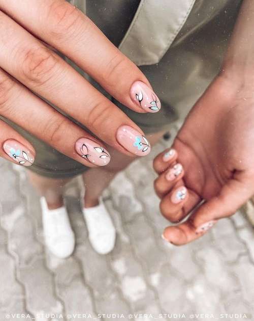 Delicate short manicure with butterflies
