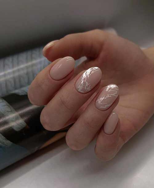 Silvery stains on the nails