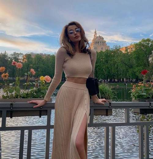 Trendy slit skirts: photos with what to wear, trends 2021