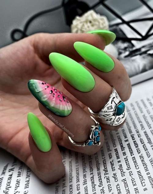 Bright nail design 2021: trendy new manicure