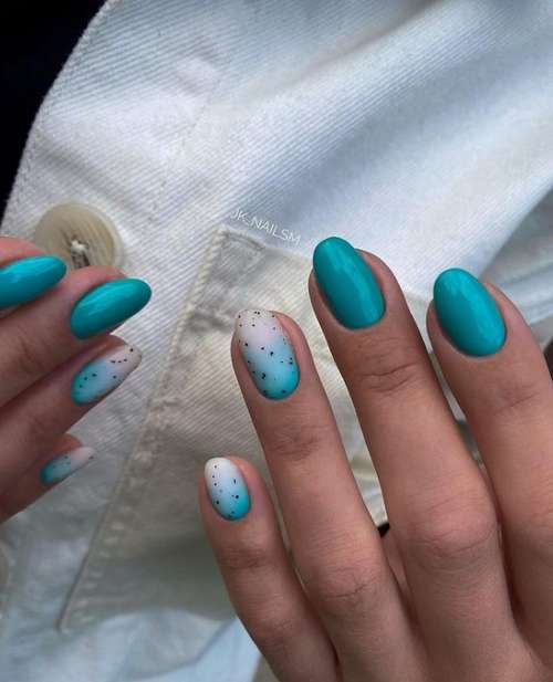 Milky turquoise gradient on one finger