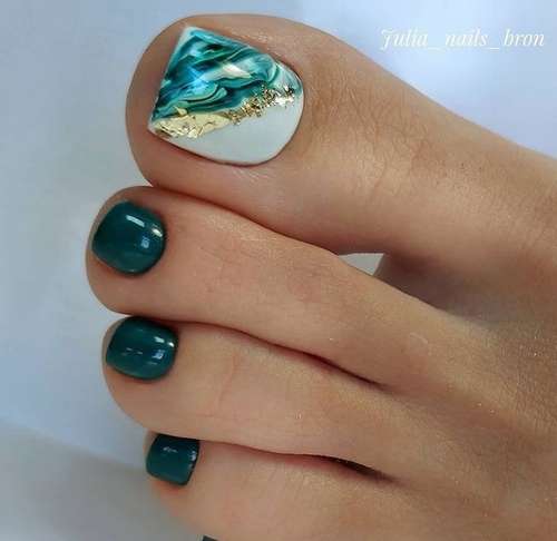 Green pedicure by the sea