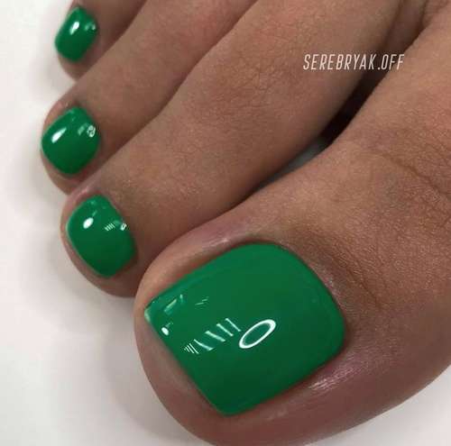 Pedicure in green tones
